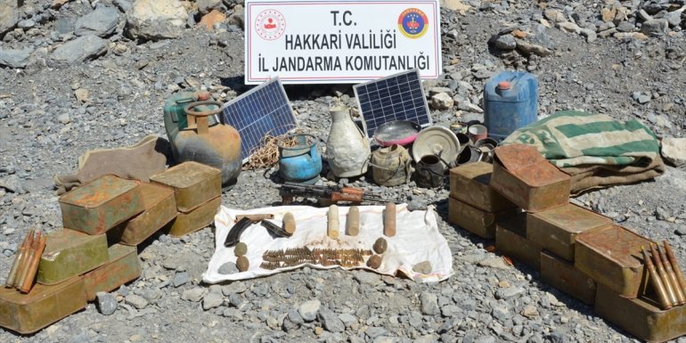 Hakkari kırsalında silah ve mühimmat ele geçirildi