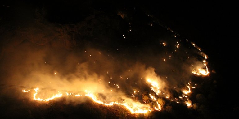 Şemdinli'de çıkan orman yangınına müdahale ediliyor