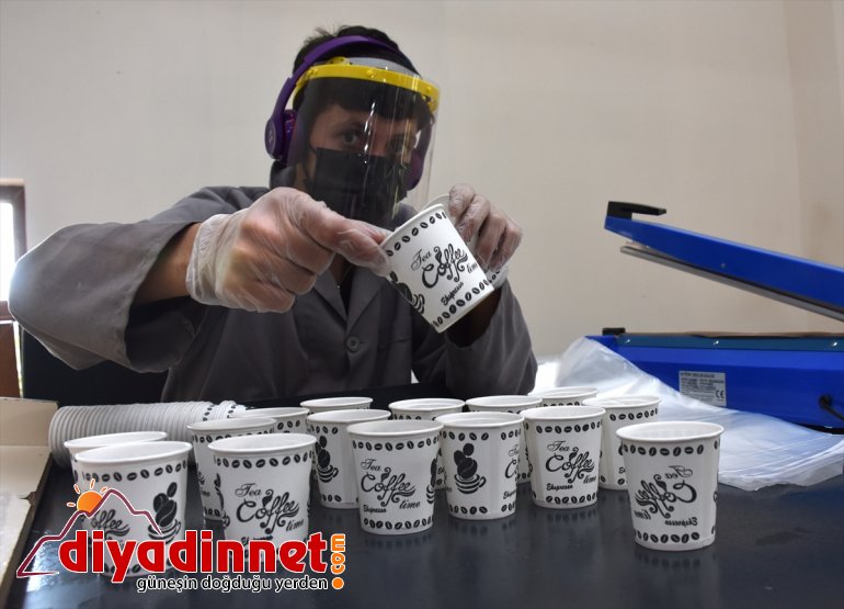 İstihdam edilen engelliler üretimdeki başarıyla taleplere yetişmeye çalışıyor1