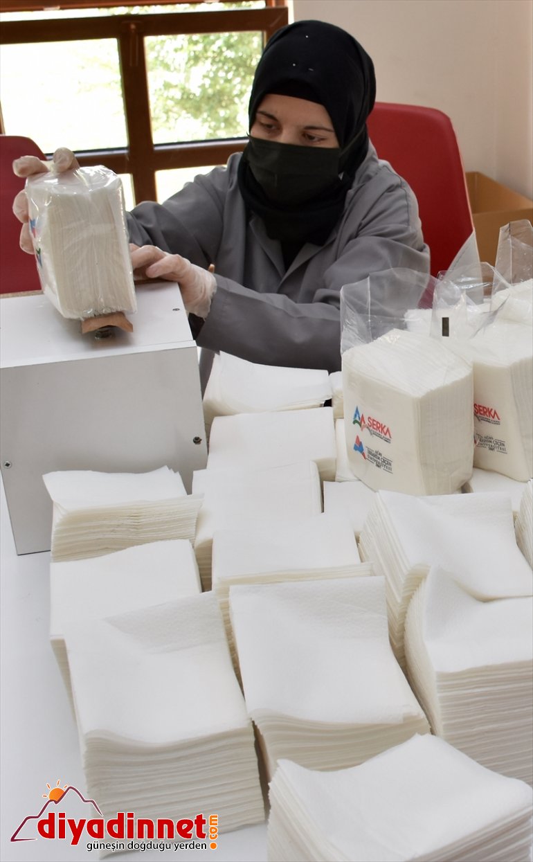 İstihdam edilen engelliler üretimdeki başarıyla taleplere yetişmeye çalışıyor3