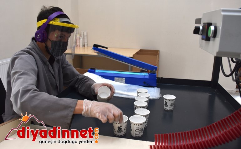 İstihdam edilen engelliler üretimdeki başarıyla taleplere yetişmeye çalışıyor7