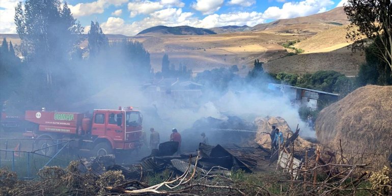 KARS - Ev, ahır, samanlık ve odunluk yanarak kullanılamaz hale geldi1