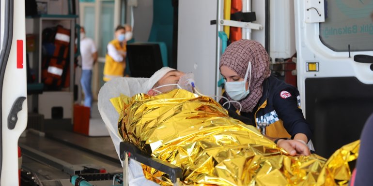 Kars'ta sağlıkçılar yangından etkilenenlere hızlı müdahale amaçlı tatbikat yaptı