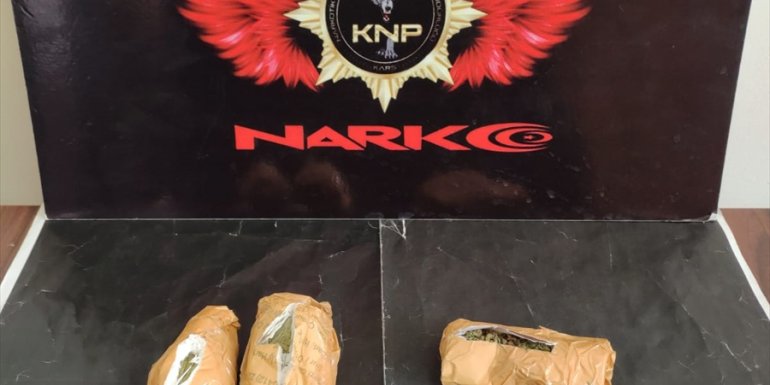 Kars'ta otobüsle seyahat eden yolcunun bavulunda uyuşturucu ele geçirildi