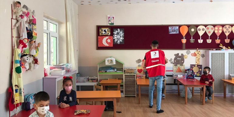 Keban'da öğrencilere kırtasiye yardımı yapıldı