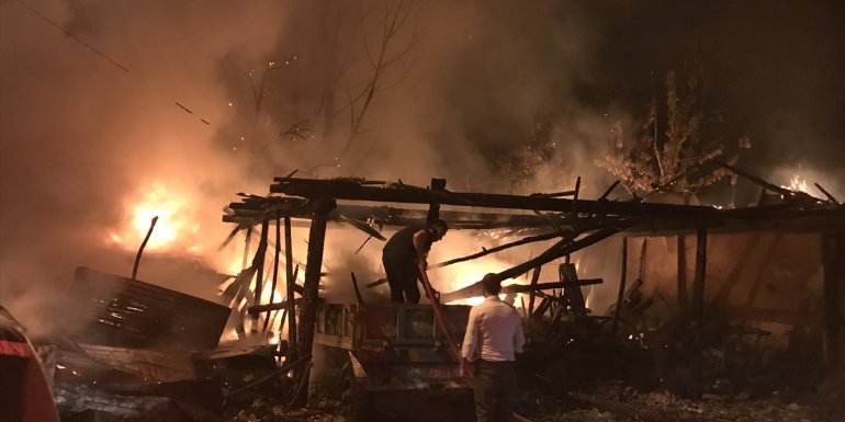 Malatya'da odun deposunda çıkan yangın söndürüldü