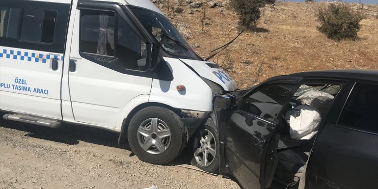 MALATYA - Yolcu minibüsü ile otomobilin çarpışması sonucu 11 kişi yaralandı1