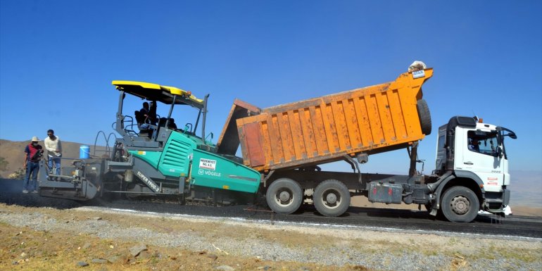 Muş'ta köy yolları sıcak asfaltla kaplanıyor