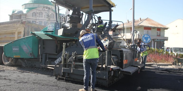 Malazgirt'te asfalt çalışması sürüyor