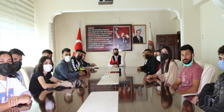 Özalp'ta üniversiteye yerleşen öğrencilerden Kaymakam Nasır'a teşekkür ziyareti