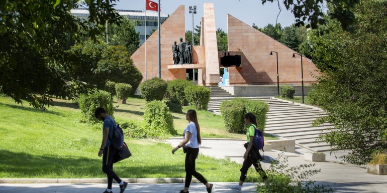 Rektör Çomaklı öğrencileri kendi evlatları gibi bağırlarına bastıklarını açıkladı