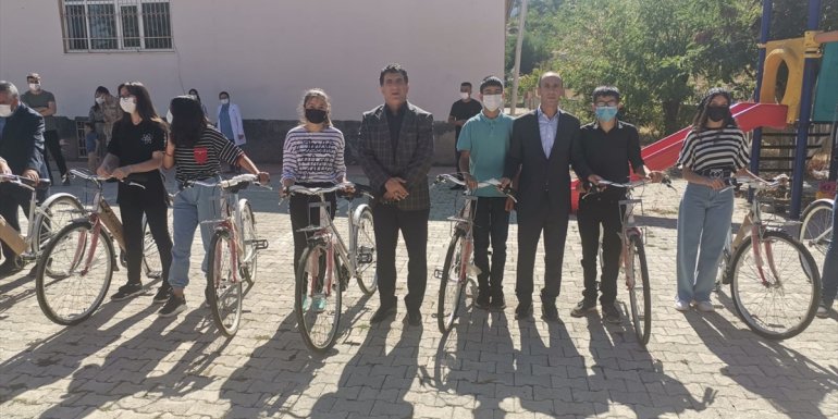 Sivrice Belediye Başkanı Gündoğan, başarılı öğrencilere bisiklet hediye etti