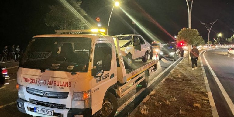 Tunceli'de domuz sürüsünün neden olduğu zincirleme kazada 2 kişi yaralandı