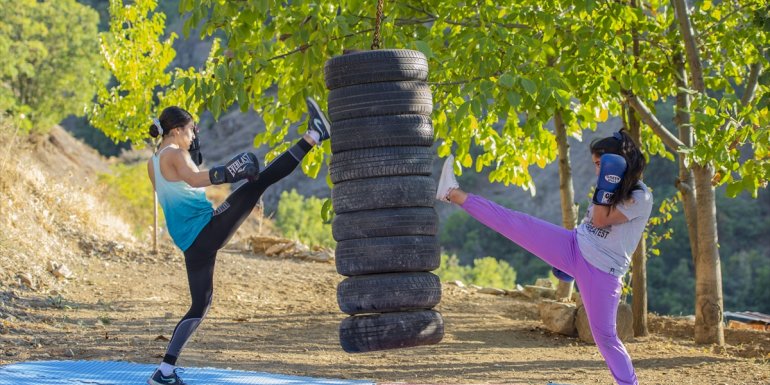 Milli kick boksçu kuzenler, madalya için evlerinin bahçesinde güç depoluyorlar
