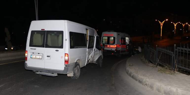Van'da 3 araç çarpıştı: 9 kişi yaralandı