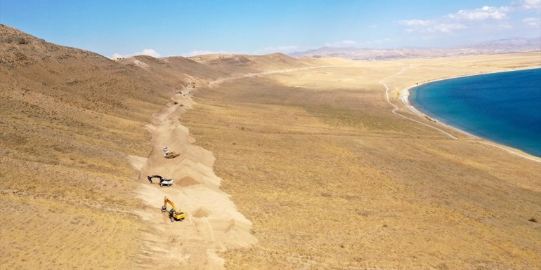 Van'da belediye ekiplerinin sahil yolundaki çalışmaları devam ediyor