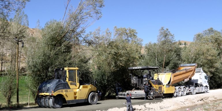 Van Büyükşehir Belediyesi Saray ilçesinde 16 kilometre beton yol yapıyor