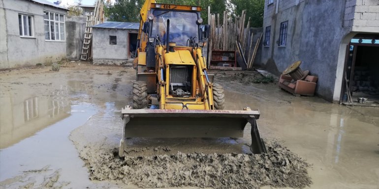 Van Büyükşehir Belediyesi, su taşkınlarından etkilenenlerin imdadına yetişti
