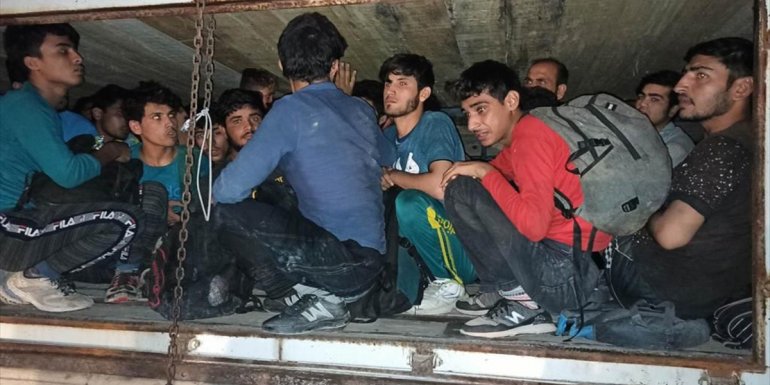 Van'da çimento yüklü kamyonetin kasasına saklanmış 78 düzensiz göçmen yakalandı