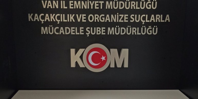 Van'da 5 bin 64 ilaç ve 106 cep telefonu ele geçirildi