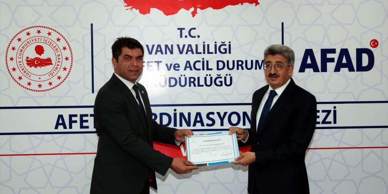Van'da, afet bölgelerindeki çalışmalara katılan ekiplere teşekkür belgesi verildi