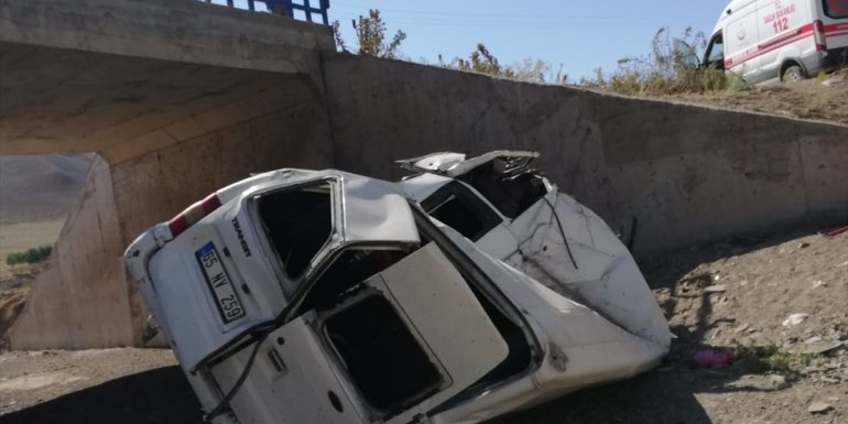 Van'da köprüden düşen minibüsün sürücüsü öldü