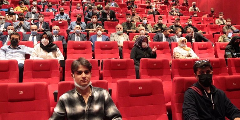 Van'da protokol üyeleri 'Akif' filmini öğrencilerle birlikte izledi