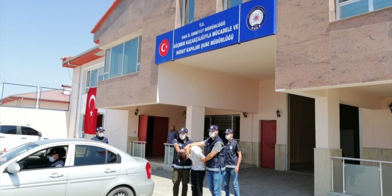 VAN - Göçmen kaçakçılığı yaptıkları iddiasıyla 22 şüpheli adli işlem başlatıldı1