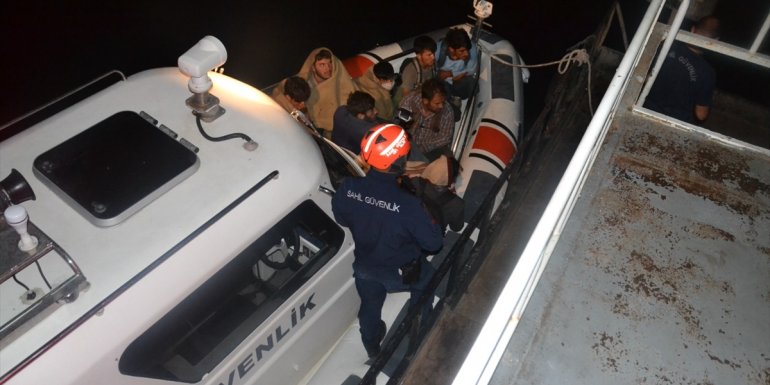 Van Gölü'nde şişme botta 60 düzensiz göçmen yakalandı