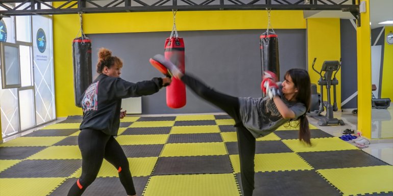 Vanlı genç kızlar polislik sınavına belediyenin desteğiyle hazırlanıyor