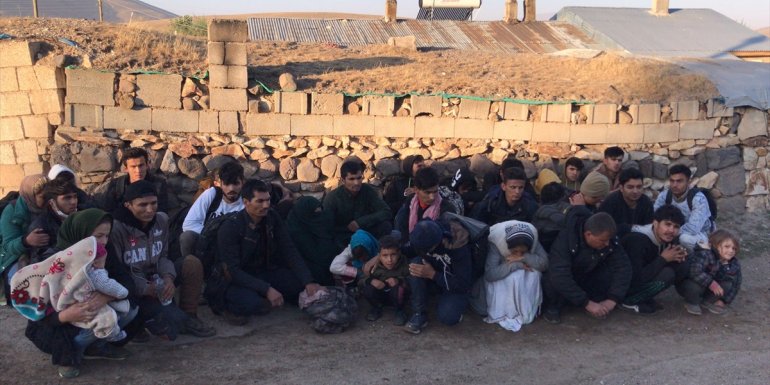 Yakalanan düzensiz göçmen grubundaki 5 yaşındaki çocuk, bir gün sonra ailesine kavuştu