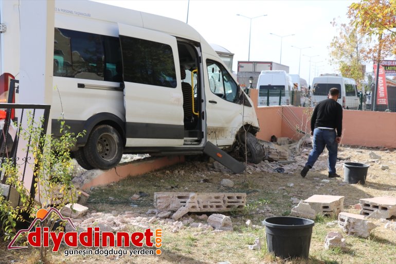 yaralandı duraktaki öğrenciye minibüsü duvara Ağrı