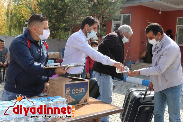 Ağrı'da kayıt için yurtlara gelen öğrenciler ikramlarla karşılandı