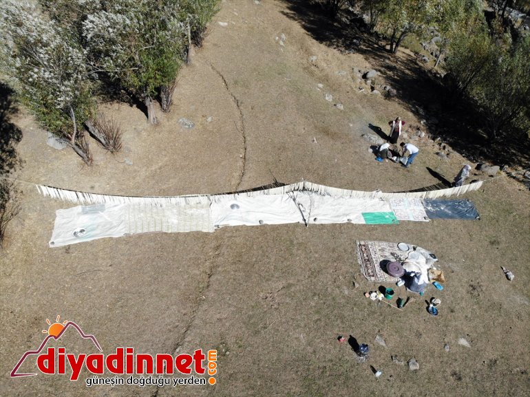 kurutup kadınlar güneşte kışa kavurdukları Ağrılı hazırlıyor ateşte erişteleri 2