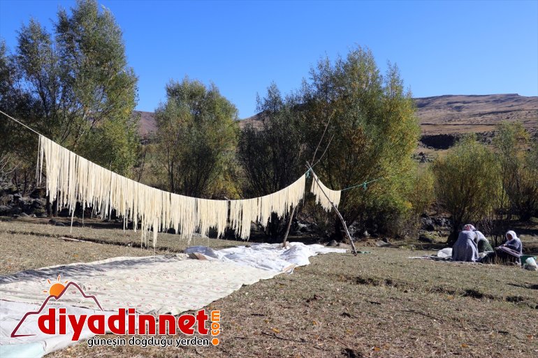 ateşte hazırlıyor kadınlar güneşte kavurdukları kurutup kışa erişteleri Ağrılı 12