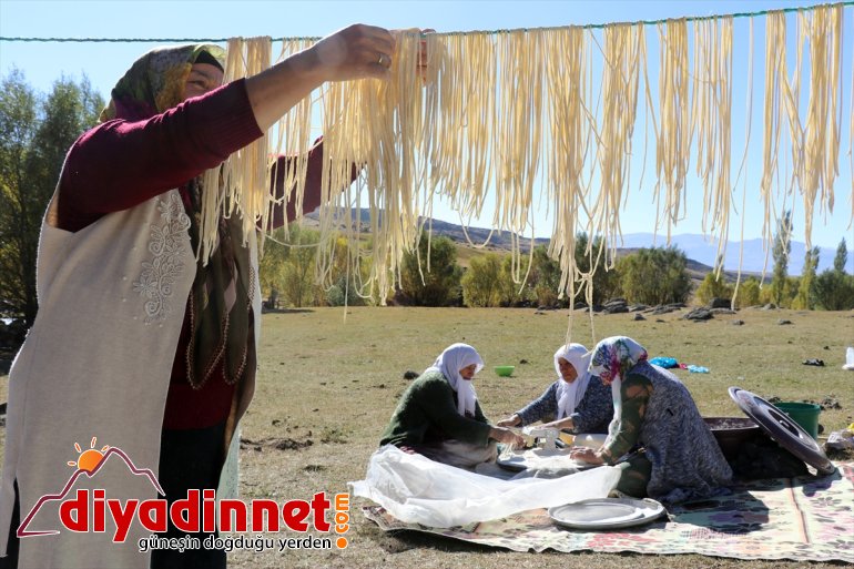 kışa kavurdukları ateşte Ağrılı kadınlar kurutup güneşte erişteleri hazırlıyor 13