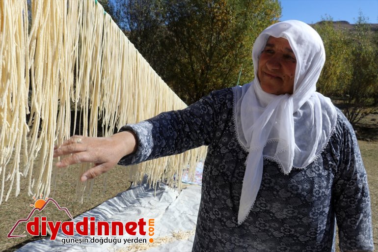 kurutup hazırlıyor kışa güneşte erişteleri ateşte kadınlar kavurdukları Ağrılı 14