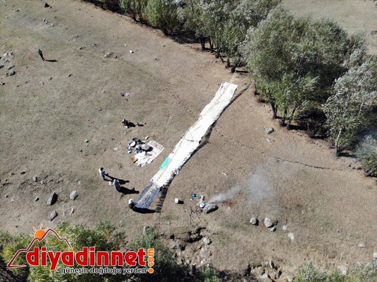 kurutup kışa kavurdukları kadınlar ateşte hazırlıyor güneşte Ağrılı erişteleri 15