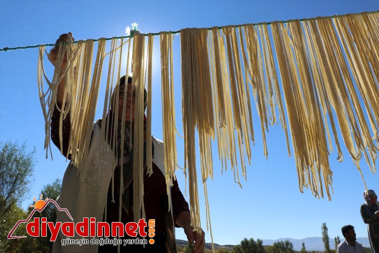 ateşte kadınlar erişteleri güneşte hazırlıyor kurutup kavurdukları Ağrılı kışa 16