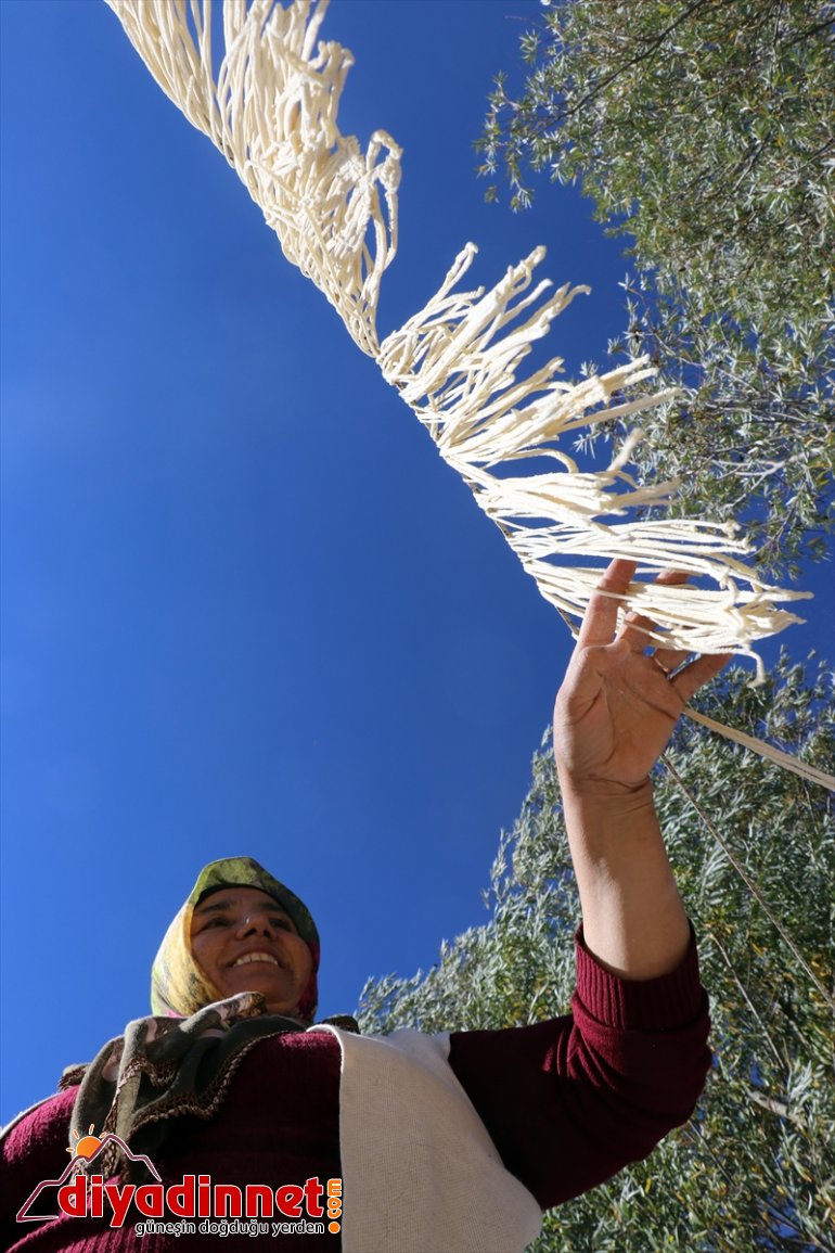 kurutup ateşte erişteleri kavurdukları kadınlar hazırlıyor güneşte kışa Ağrılı 17