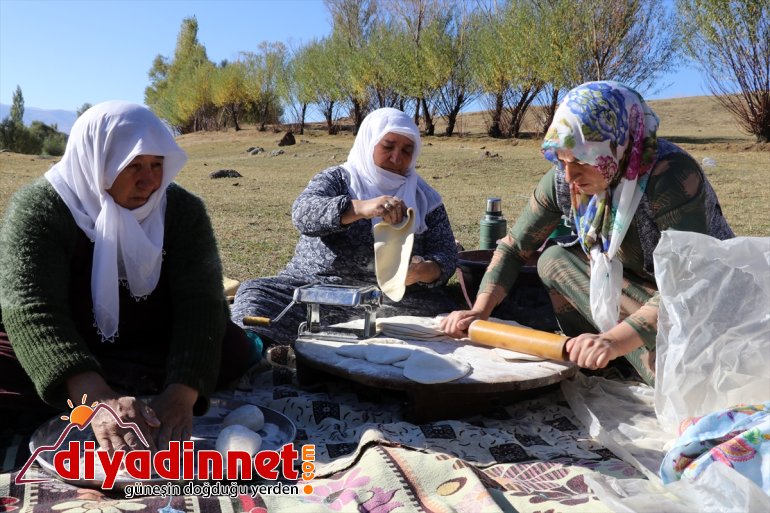 güneşte erişteleri kurutup kışa kadınlar Ağrılı kavurdukları ateşte hazırlıyor 3
