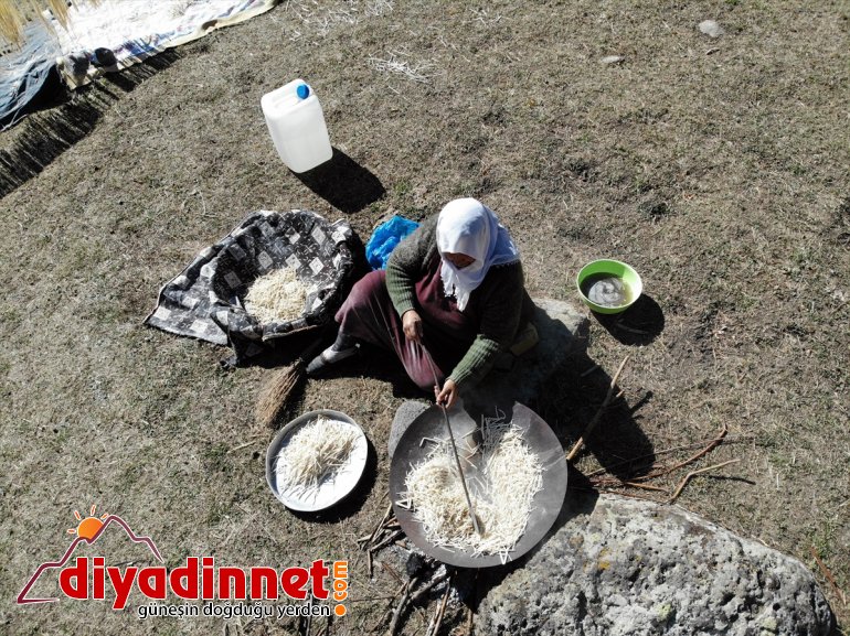 ateşte kurutup Ağrılı kavurdukları kışa kadınlar erişteleri hazırlıyor güneşte 5