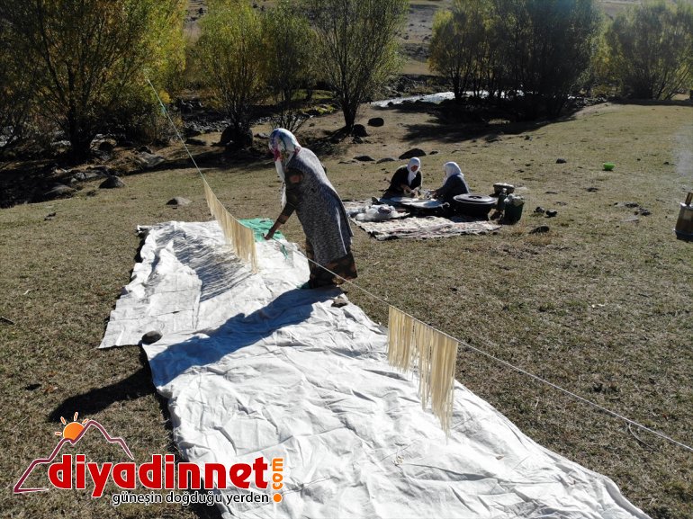 Ağrılı kavurdukları hazırlıyor kurutup ateşte güneşte erişteleri kadınlar kışa 6