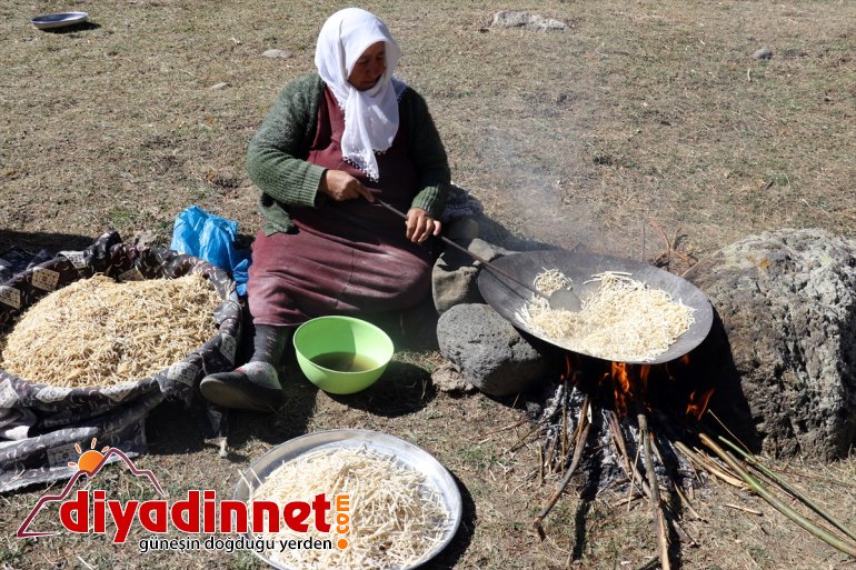 kadınlar kışa güneşte Ağrılı kurutup hazırlıyor kavurdukları erişteleri ateşte 7