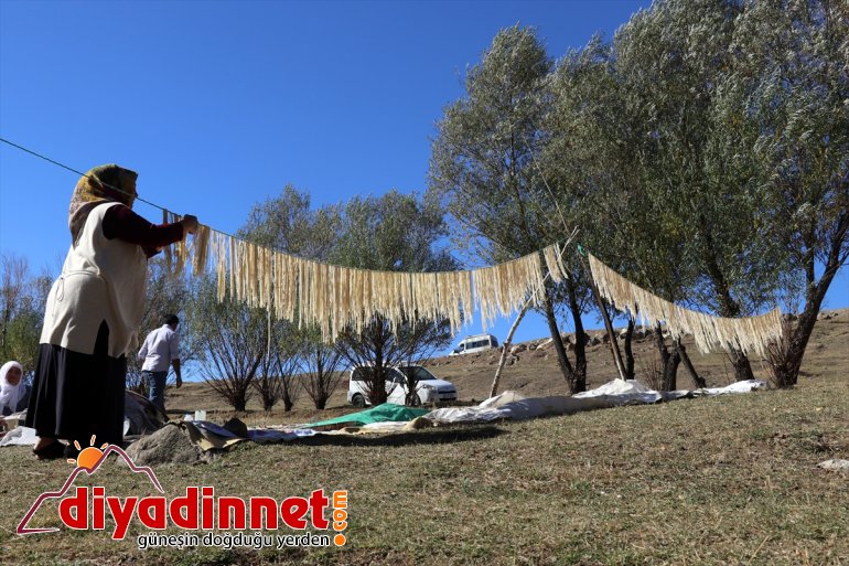 kurutup ateşte hazırlıyor erişteleri Ağrılı güneşte kavurdukları kışa kadınlar 8