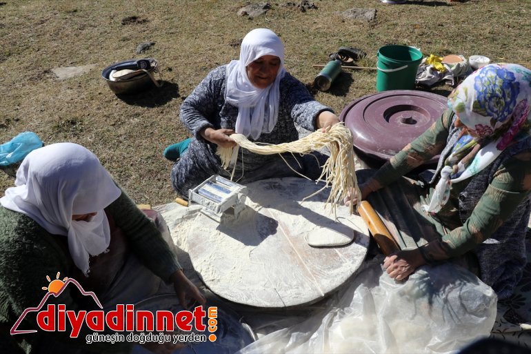 hazırlıyor Ağrılı kurutup kavurdukları kadınlar güneşte erişteleri kışa ateşte 10