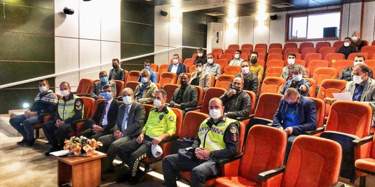 Ahlat'ta öğrenci servisi sürücülerine yönelik seminer düzenlendi