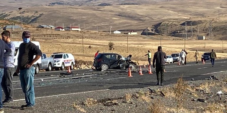 Ambulans ile otomobilin çarpıştığı kazada 7 kişi yaralandı