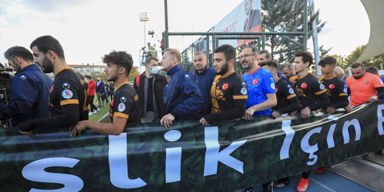 Gençlik ve Spor Bakanı Kasapoğlu, gençlerle futbol oynadı