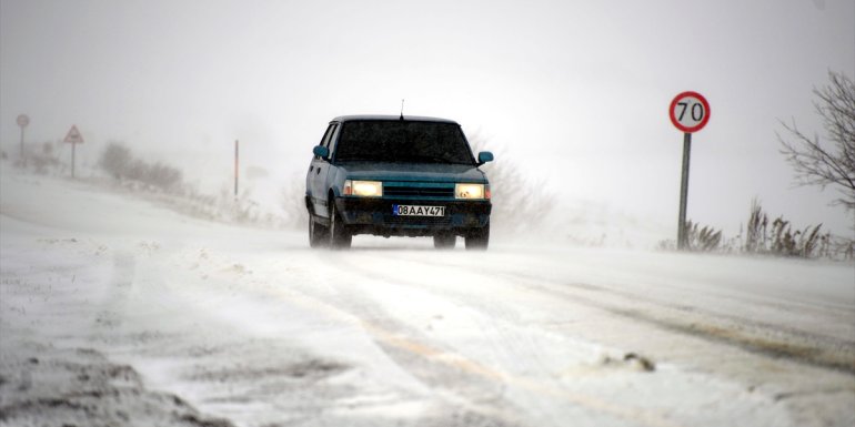 Ardahan'da kar ve tipi nedeniyle tır ve araçlar yolda kaldı